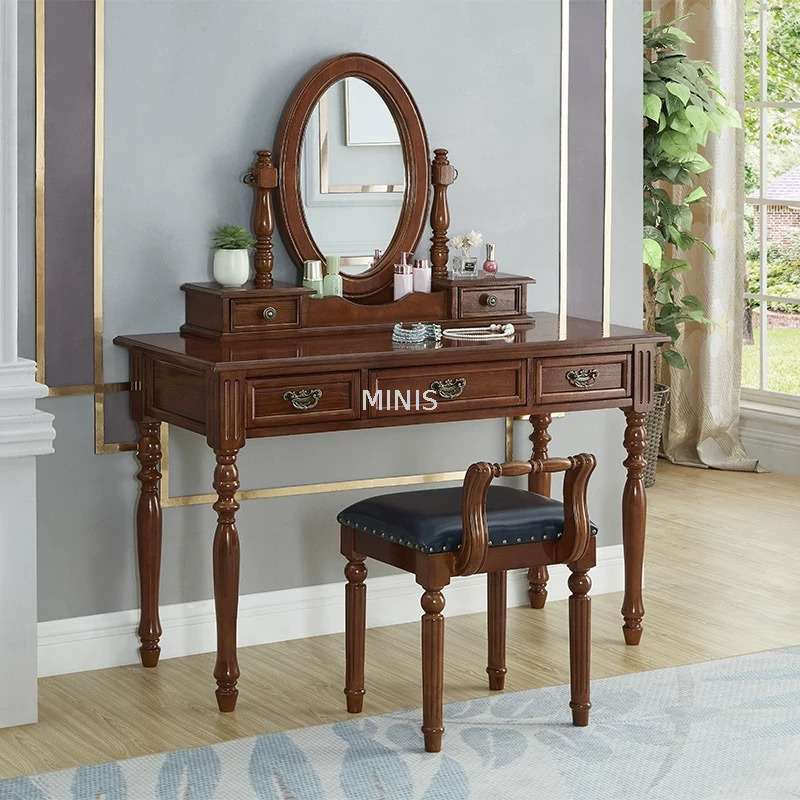 Camera da letto in legno marrone vintage con specchio