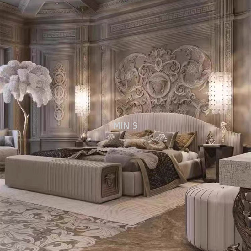 Elegante letto king size in stile francese in una camera da letto moderna